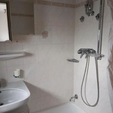 Mit Balkon, Schwimmbad Apartment