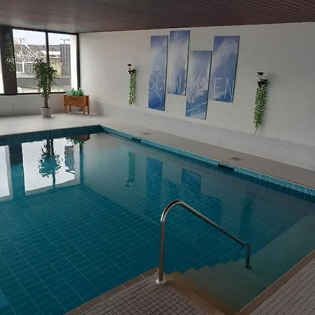 Mit Balkon, Schwimmbad *